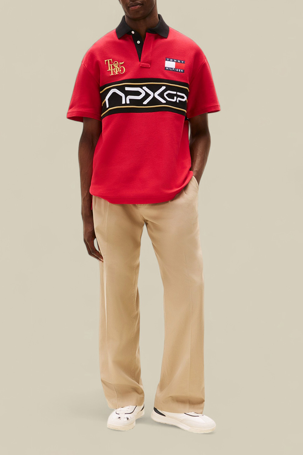 תמונת כל הלוק של טומי הילפיגר X סרט פורמולה 1 חולצת פולו